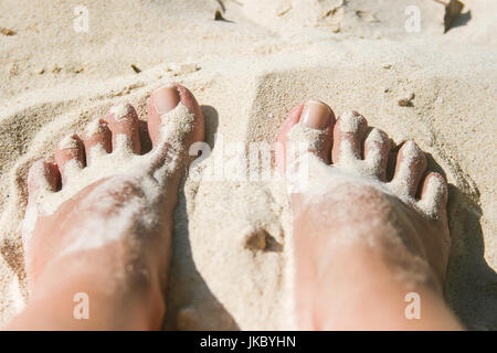 Close up of woman pieds couverts de sable blanc sur la plage Banque D'Images