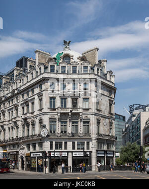 L'avant et à l'entrée d'un M&S Food To Go shop (Marks & Spencer) à Ludgate Circus, au centre de Londres, Angleterre, Royaume-Uni. Banque D'Images