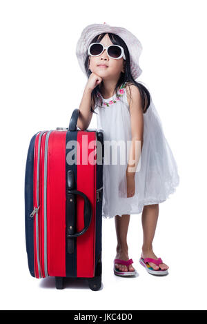 Petite fille asiatique chinois avec une valise en isolé sur fond blanc Banque D'Images