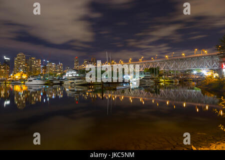 Marché et pont de Granville Island reflets d'eau vue False Creek Seawall ciel nocturne au-dessus de Vancouver City Skyline Lights Colombie-Britannique Canada Banque D'Images