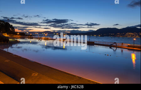 Burrard Inlet Pacific Northwest Sunset Horizon Landscape and kits piscine d'eau salée sur la plage de kits, Vancouver C.-B. Canada Banque D'Images