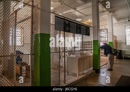 Photographe à prendre des photos de salle de lavage dans le pénitencier d'Alcatraz, San Francisco, California, USA Banque D'Images