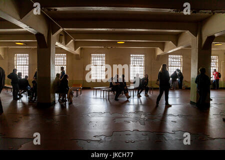 Les touristes en prison au pénitencier de la salle à manger d'Alcatraz, San Francisco, California, USA Banque D'Images