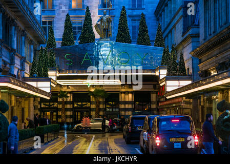 L'Angleterre, Londres, The Strand, l'Hôtel Savoy, soir Banque D'Images