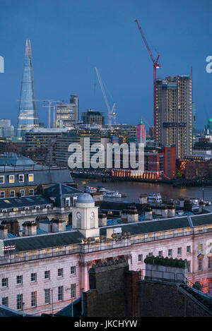 L'Angleterre, Londres, The Strand, augmentation de la vue sur la ville en direction de Southbank, le Shard et Oxo Tower, dusk Banque D'Images