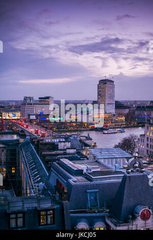 L'Angleterre, Londres, The Strand, augmentation de la vue sur la ville en direction de Southbank, dusk Banque D'Images