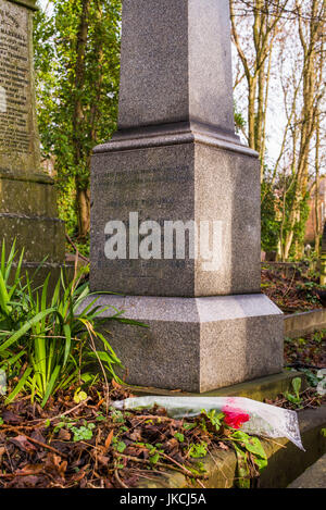 L'Angleterre, Londres, Highgate, le Cimetière de Highgate, tombe de George Eliot, également appelé Mary Ann Cross ou Mary Ann Evans, écrivain de l'époque victorienne anglaise Banque D'Images