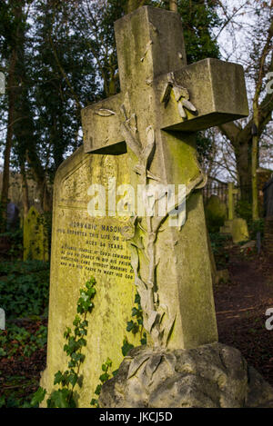 L'Angleterre, Londres, Highgate, le Cimetière de Highgate, croix de sépulture Banque D'Images