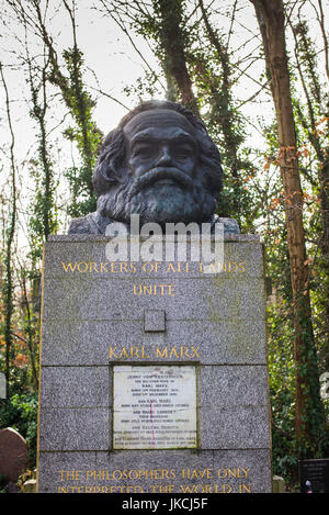 L'Angleterre, Londres, Highgate, le Cimetière de Highgate, tombe de Karl Marx, père du communisme Banque D'Images