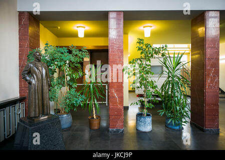 Allemagne, Berlin, Friendrichshain, Musée de la Stasi, la police secrète de l'époque de DDR Museum de l'ancien siège de la police secrète, lobby avec statue de Felix Dzerjinski, fondateur de la police secrète du KGB soviétique Banque D'Images