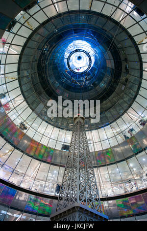 Allemagne, Berlin, Mitte, Friendrichstrasse, Galeries Lafayette, de l'intérieur avec Eiffel Tower Banque D'Images