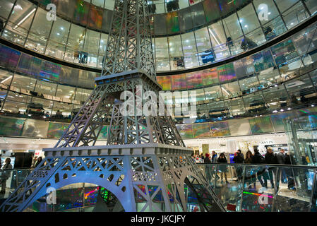 Allemagne, Berlin, Mitte, Friendrichstrasse, Galeries Lafayette, de l'intérieur avec Eiffel Tower Banque D'Images