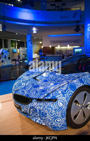 Allemagne, Berlin, Charlottenburg, Kurfurstendam, showroom de BMW, BMW i8 prototype de voiture électrique Banque D'Images