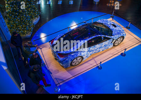 Allemagne, Berlin, Charlottenburg, Kurfurstendam, showroom de BMW, BMW i8 prototype de voiture électrique Banque D'Images