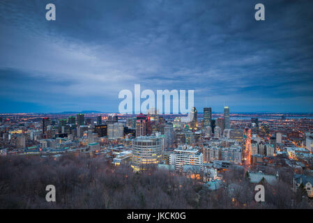 Canada, Québec, Montréal, Oratoire de Saint Joseph, vue sur la ville de Mount Royal Park, dusk Banque D'Images