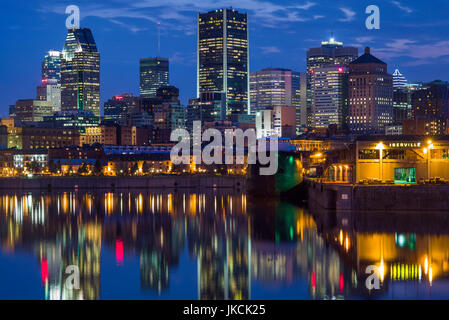 Canada, Québec, Montréal, Skyline et Vieux Port, reflet dans le fleuve Saint-Laurent, au crépuscule Banque D'Images