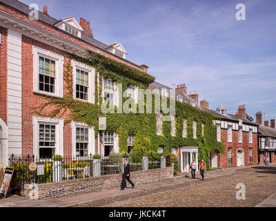 20 Juin 2017 : Exeter, Devon, UK - Maisons à proximité de la Cathédrale, Exeter, à travers le livre vert de la cathédrale. Banque D'Images