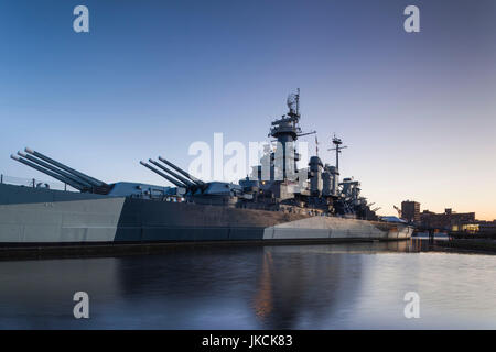 USA, North Carolina, Wilmington, cuirassé USS North Carolina, BB-55, Dawn Banque D'Images