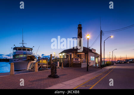 USA, North Carolina, Morehead City, waterfront, dusk Banque D'Images