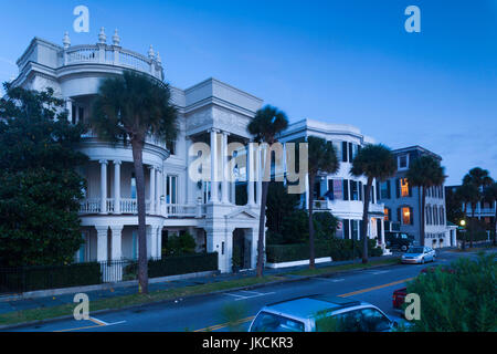 USA, Caroline du Sud, Charleston, waterfront maisons le long de la rue de la batterie de l'Est, l'aube Banque D'Images