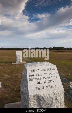 USA, Caroline du Nord), Kill Devil Hills, Wright Brothers National Memorial, marqueur de pierre pour le deuxième vol habité réussie Banque D'Images