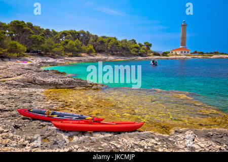 Phare de Veli Rat turquoise et vue sur la plage, l'île de Dugi Otok, Dalmatie, Croatie Banque D'Images