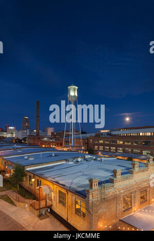 USA, North Carolina, Durham, American Tobacco et complexe du centre-ville, l'utilisation mixte de l'espace dans les entrepôts de tabac rénové, dusk avec moonrise Banque D'Images