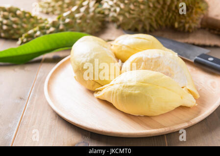 Durian frais sur un plat en bois, le roi des fruits en thailande Banque D'Images