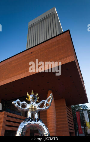 USA, Caroline du Nord, Charlotte, Bechtler Museum of Modern Art, extérieur avec la sculpture de l'artiste Firebird Nikki de Saint Phalle Banque D'Images