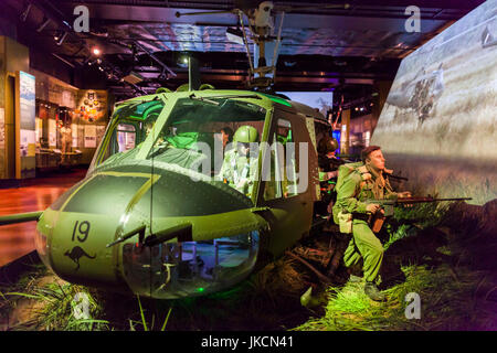 L'Australie, Canberra, ACT, Canberra, Australian War Memorial Museum, à l'époque de la guerre du Vietnam, l'hélicoptère Huey diorama Banque D'Images