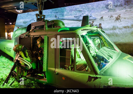 L'Australie, Canberra, ACT, Canberra, Australian War Memorial Museum, à l'époque de la guerre du Vietnam, l'hélicoptère Huey diorama Banque D'Images