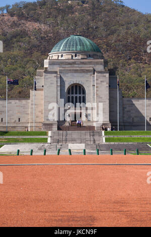 L'Australie, Canberra, ACT, Canberra, Australian War Memorial, à partir de l'Anzac Parade Banque D'Images