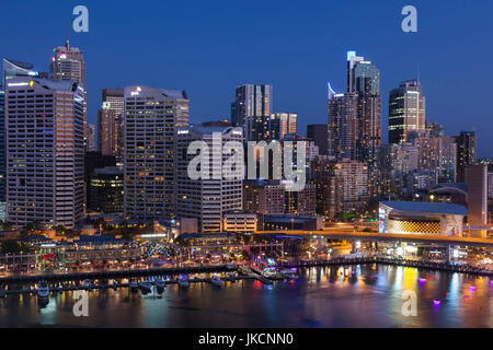 L'Australie, New South Wales, NSW, Sydney, CBD, Darling Harbour, Cockle Bay Wharf view, dusk Banque D'Images