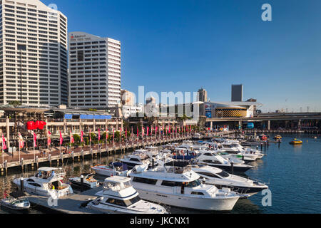 L'Australie, New South Wales, Sydney, NSW, Darling Harbour, Cockle Bay Wharf view, dusk Banque D'Images