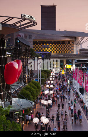 L'Australie, New South Wales, Sydney, NSW, Darling Harbour, Cockle Bay Wharf view, dusk Banque D'Images