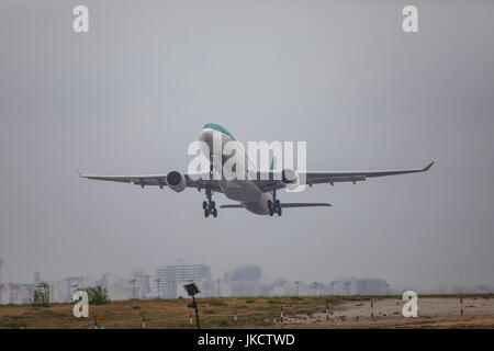 FARO, PORTUGAL - Juin 24, 2017 Vols : Départ en avion de l'Aéroport International de Faro. Flight Banque D'Images