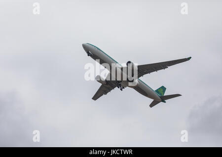 FARO, PORTUGAL - Juin 24, 2017 Vols : Départ en avion de l'Aéroport International de Faro. Flight Banque D'Images