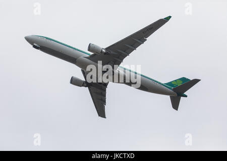 FARO, PORTUGAL - Juin 24, 2017 Vols : Départ en avion de l'Aéroport International de Faro. Flight Banque D'Images