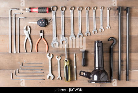 Fournitures d'outils pour la réparation automobile sur fond de bois. Vue de dessus de l'industrie de la construction concept mise à plat Banque D'Images