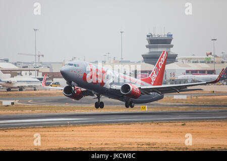 FARO, PORTUGAL - 24 juin 2017 : vols Jet2départ en avion de l'Aéroport International de Faro. Banque D'Images