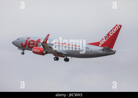 FARO, PORTUGAL - 24 juin 2017 : vols Jet2départ en avion de l'Aéroport International de Faro. Banque D'Images