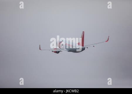FARO, PORTUGAL - 24 juin 2017 : vols Jet2départ en avion de l'Aéroport International de Faro. Banque D'Images
