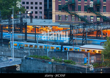 L'Australie, Victoria, Victoria, Melbourne, Flinders Street gare, train surélevé vue, crépuscule Banque D'Images