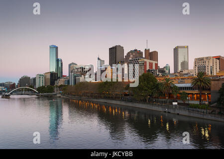 L'Australie, Victoria, Melbourne, VIC, Skyline le long de la rivière Yarra en direction de Rialto Towers, elevated view, Dawn Banque D'Images