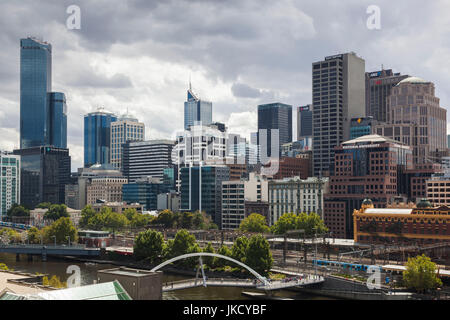 L'Australie, Victoria, Melbourne, VIC, Skyline le long de la rivière Yarra en direction de Rialto Towers, elevated view, jour Banque D'Images