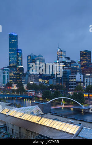 L'Australie, Victoria, Melbourne, VIC, Skyline le long de la rivière Yarra en direction de Rialto Towers, elevated view, dusk Banque D'Images