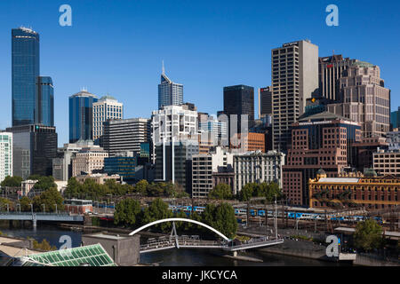 L'Australie, Victoria, Melbourne, VIC, Skyline le long de la rivière Yarra en direction de Rialto Towers, elevated view, matin Banque D'Images