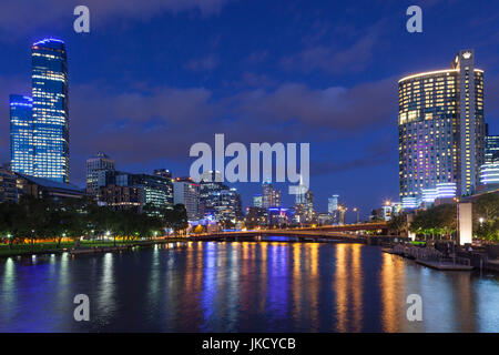 L'Australie, Victoria, Melbourne, VIC, se dressent les Tours du Rialto et le Crown Towers, le long de la rivière Yarra, dusk Banque D'Images