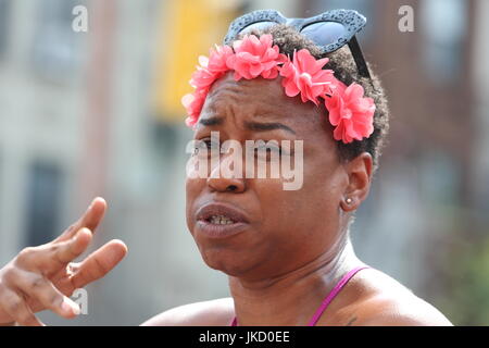 Brooklyn, États-Unis. 22 juillet, 2017. Plus d'une centaine de personnes se sont rassemblées à l'angle de la Place St Marc et Nostrand Avenue à Crown Heights, Brooklyn pour protester contre l'embourgeoisement et de l'appropriation culturelle de la part d'un nouveau restaurant appelé Summerhill. Le Summerhill propriétaire avait déclaré que trous de balle dans un mur étaient authentiques, que beaucoup dans la communauté jugée de mauvais goût. Le président après l'orateur a décrit la vie dans les hauteurs de la Couronne comme étant beaucoup plus que la somme totale des statistiques de la criminalité & manchettes Crédit : Andy Katz/Pacific Press/Alamy Live News Banque D'Images