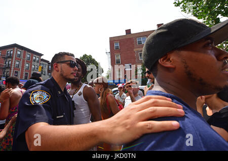 Brooklyn, États-Unis. 22 juillet, 2017. Plus d'une centaine de personnes se sont rassemblées à l'angle de la Place St Marc et Nostrand Avenue à Crown Heights, Brooklyn pour protester contre l'embourgeoisement et de l'appropriation culturelle de la part d'un nouveau restaurant appelé Summerhill. Le Summerhill propriétaire avait déclaré que trous de balle dans un mur étaient authentiques, que beaucoup dans la communauté jugée de mauvais goût. Le président après l'orateur a décrit la vie dans les hauteurs de la Couronne comme étant beaucoup plus que la somme totale des statistiques de la criminalité & manchettes Crédit : Andy Katz/Pacific Press/Alamy Live News Banque D'Images